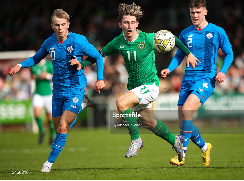 26 March 2023; Ollie O’Neill of Republic of Ireland in action against Kristall Mani Ingason, left, and Jakob Franz Palsson of Iceland during the Under-21 international friendly match between Republic of Ireland and Iceland at Turner's Cross in Cork. Photo by Michael P Ryan/Sportsfile