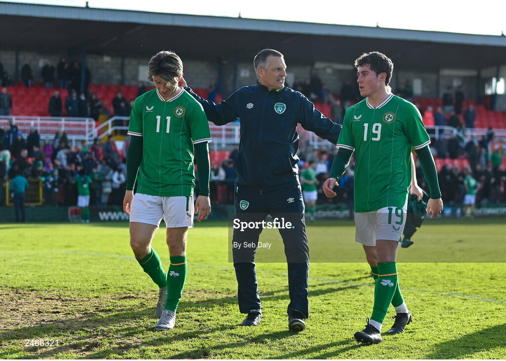 26 March 2023; Republic of Ireland manager Jim Crawford with players Ollie O’Neill, left, and Kian Leavy of Republic of Ireland after their side's victory in the Under-21 international friendly match between Republic of Ireland and Iceland at Turners Cross in Cork. Photo by Seb Daly/Sportsfile