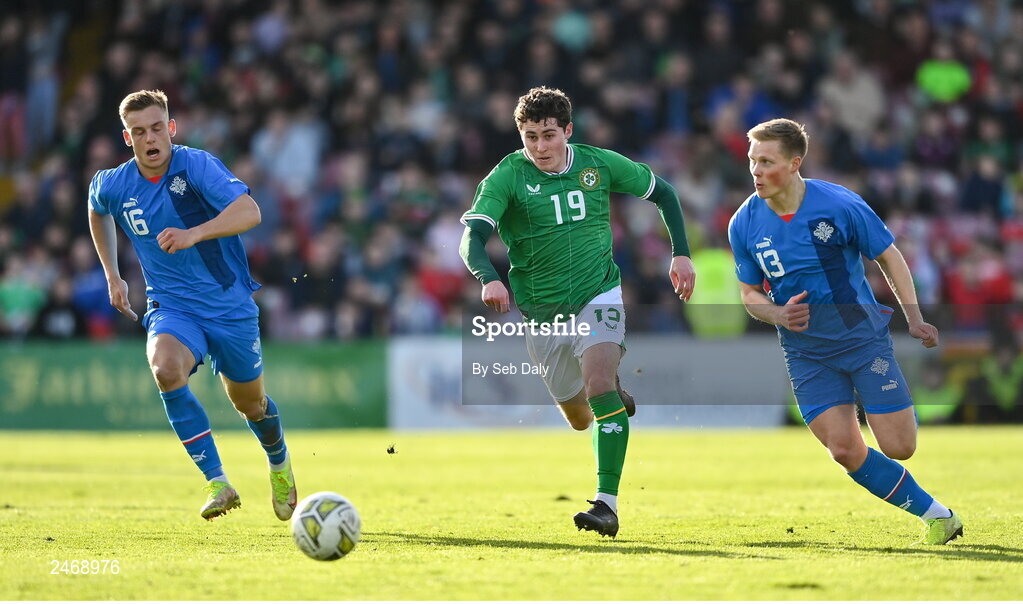 26 March 2023; Kian Leavy of Republic of Ireland in action against Kristofer Jonsson, left, and Arnor Gauti Jonsson of Iceland during the Under-21 international friendly match between Republic of Ireland and Iceland at Turners Cross in Cork. Photo by Seb Daly/Sportsfile