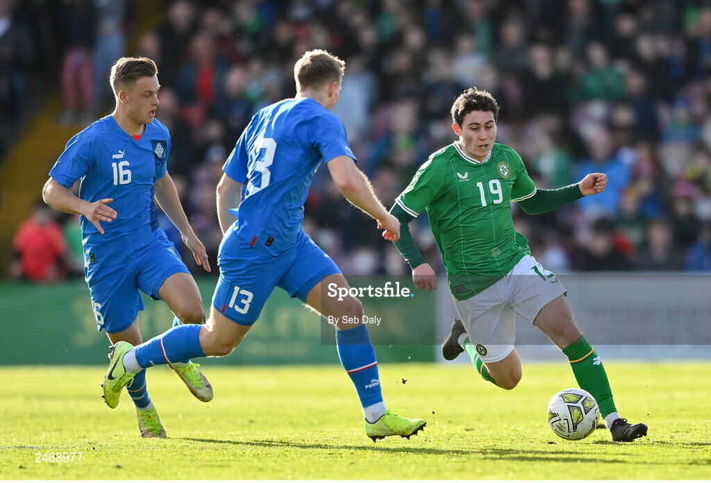 26 March 2023; Kian Leavy of Republic of Ireland in action against Arnor Gauti Jonsson, centre, and Kristofer Jonsson of Iceland during the Under-21 international friendly match between Republic of Ireland and Iceland at Turners Cross in Cork. Photo by Seb Daly/Sportsfile
