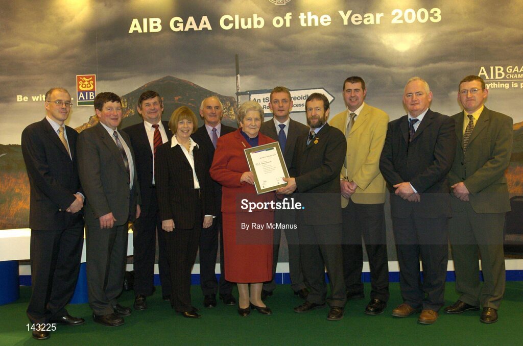 2 February 2004; At the AIB GAA Club of the Year Awards 2003 in Croke Park are members of Fanaithe na Maoilig, Co. Tipperary, with Sean Kelly, President of the GAA. Croke Park, Dublin. Picture credit; Ray McManus / SPORTSFILE