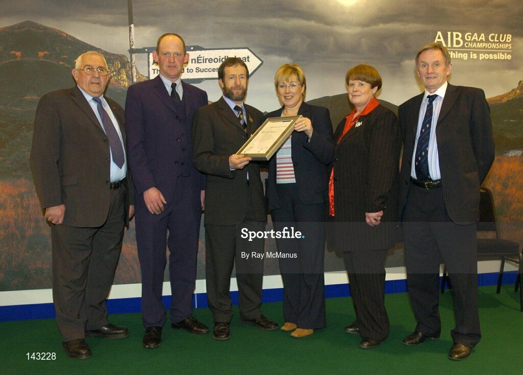 2 February 2004; At the AIB GAA Club of the Year Awards 2003 in Croke Park are members of Watty Grahams GAA Club, Derry, with Sean Kelly, President of the GAA. Croke Park, Dublin. Picture credit; Ray McManus / SPORTSFILE