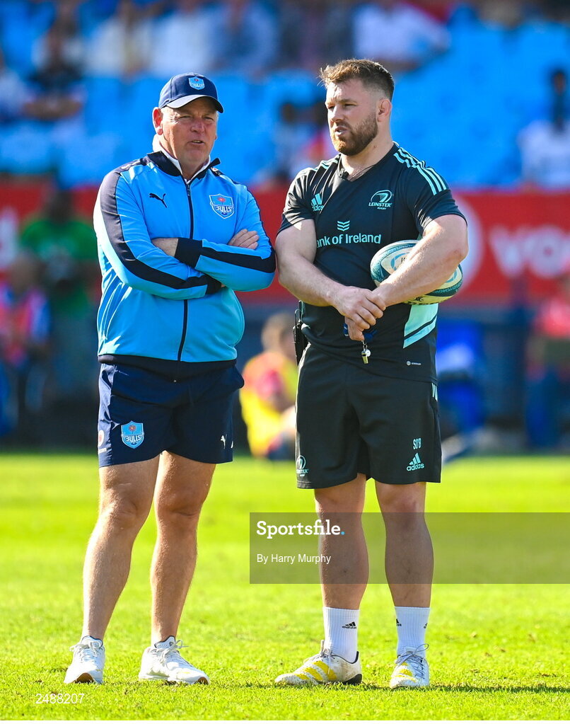 22 April 2023; Vodacom Bulls head coach Jake White and Leinster contact skills coach Sean O'Brien before the United Rugby Championship match between Vodacom Bulls and Leinster at Loftus Versfeld Stadium in Pretoria, South Africa. Photo by Harry Murphy/Sportsfile