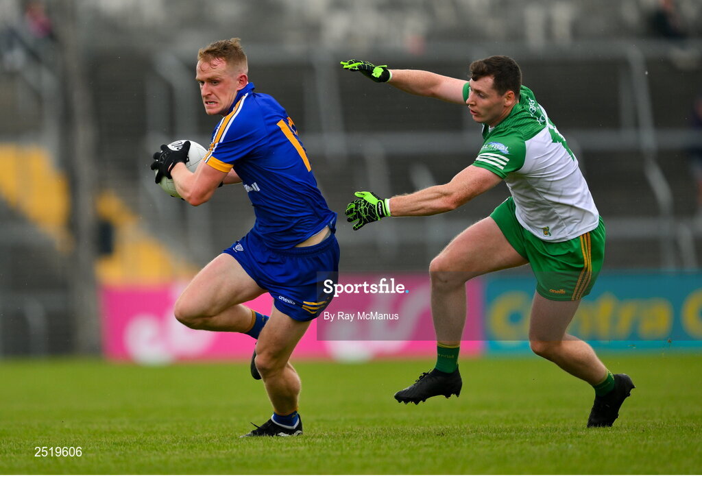 20 May 2023; Pearse Lillis of Clare races clear of Jamie Brennan of Donegal during the GAA Football All-Ireland Senior Championship Round 1 match between Clare and Donegal at Cusack Park in Ennis, Clare. Photo by Ray McManus/Sportsfile