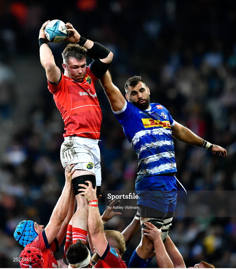 27 May 2023; Peter O’Mahony of Munster wins a lineout from Ruben van Heerden of DHL Stormers during the United Rugby Championship Final match between DHL Stormers and Munster at DHL Stadium in Cape Town, South Africa. Photo by Ashley Vlotman/Sportsfile