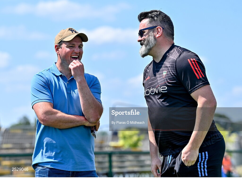 4 June 2023; TV analyst Michael Murphy, left, and Sligo selector Paul Durcan, both All-Ireland SFC winners with Donegal, in conversation before the GAA Football All-Ireland Senior Championship Round 2 match between Roscommon and Sligo at Dr Hyde Park in Roscommon. Photo by Piaras Ó Mídheach/Sportsfile