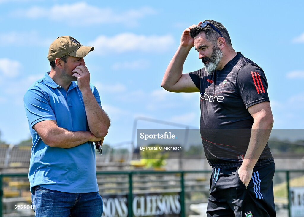 4 June 2023; TV analyst Michael Murphy, left, and Sligo selector Paul Durcan, both All-Ireland SFC winners with Donegal, in conversation before the GAA Football All-Ireland Senior Championship Round 2 match between Roscommon and Sligo at Dr Hyde Park in Roscommon. Photo by Piaras Ó Mídheach/Sportsfile