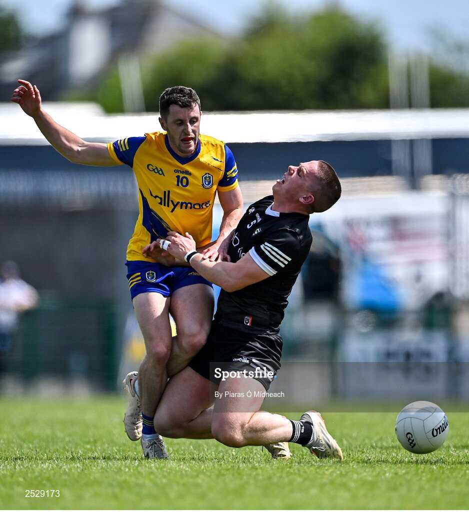 4 June 2023; Paul McNamara of Sligo in action against Ciaráin Murtagh of Roscommon during the GAA Football All-Ireland Senior Championship Round 2 match between Roscommon and Sligo at Dr Hyde Park in Roscommon. Photo by Piaras Ó Mídheach/Sportsfile