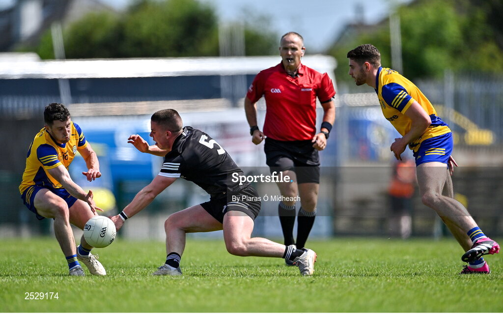 4 June 2023; Paul McNamara of Sligo in action against Ciaráin Murtagh of Roscommon during the GAA Football All-Ireland Senior Championship Round 2 match between Roscommon and Sligo at Dr Hyde Park in Roscommon. Photo by Piaras Ó Mídheach/Sportsfile