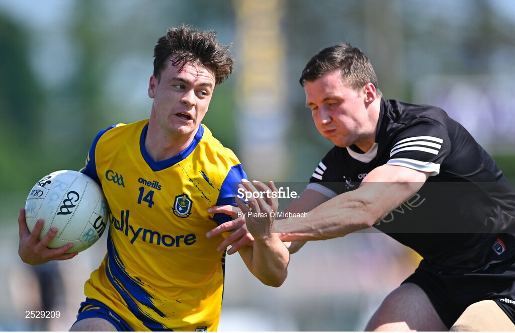 4 June 2023; Ben O'Carroll of Roscommon in action against Eddie McGuinness of Sligo during the GAA Football All-Ireland Senior Championship Round 2 match between Roscommon and Sligo at Dr Hyde Park in Roscommon. Photo by Piaras Ó Mídheach/Sportsfile