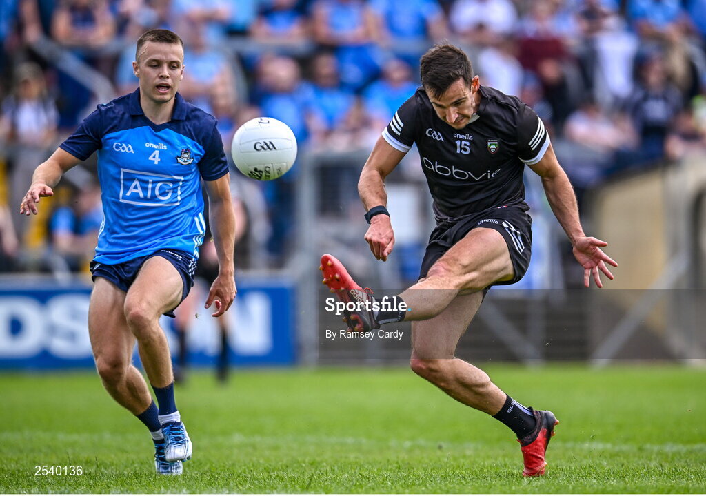 18 June 2023; Niall Murphy of Sligo kicks a point despite pressure from Eoin Murchan of Dublin during the GAA Football All-Ireland Senior Championship Round 3 match between Dublin and Sligo at Kingspan Breffni in Cavan. Photo by Ramsey Cardy/Sportsfile