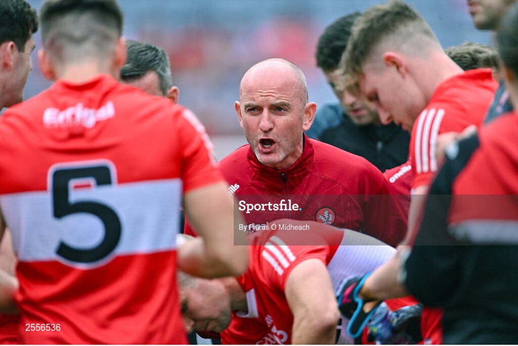 2 July 2023; Derry manager Ciarán Meenagh speaks to his players before the GAA Football All-Ireland Senior Championship quarter-final match between Derry and Cork at Croke Park in Dublin. Photo by Piaras Ó Mídheach/Sportsfile