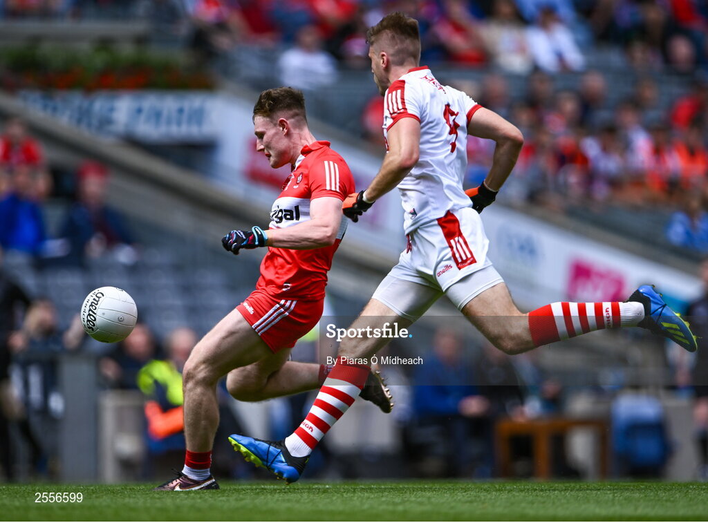 2 July 2023; Ethan Doherty of Derry shoots under pressure from Ian Maguire of Cork during the GAA Football All-Ireland Senior Championship quarter-final match between Derry and Cork at Croke Park in Dublin. Photo by Piaras Ó Mídheach/Sportsfile