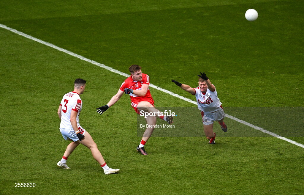 2 July 2023; Ethan Doherty of Derry in action against Rory Maguire and Kevin O'Donovan of Cork during the GAA Football All-Ireland Senior Championship quarter-final match between Derry and Cork at Croke Park in Dublin. Photo by Brendan Moran/Sportsfile