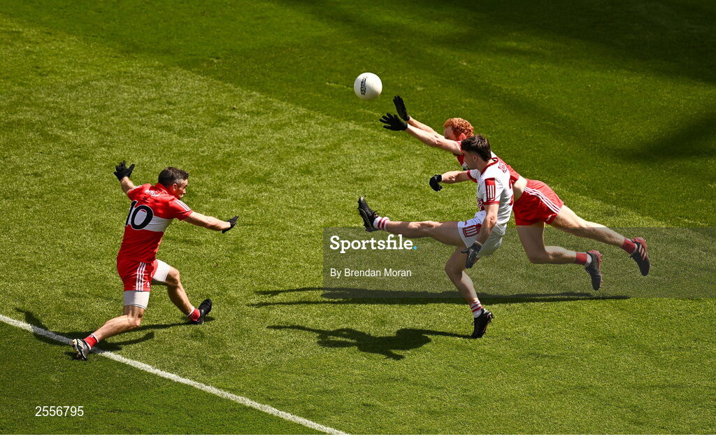 2 July 2023; Chris Óg Jones of Cork in action against Benny Heron and Conor Glass of Derry during the GAA Football All-Ireland Senior Championship quarter-final match between Derry and Cork at Croke Park in Dublin. Photo by Brendan Moran/Sportsfile