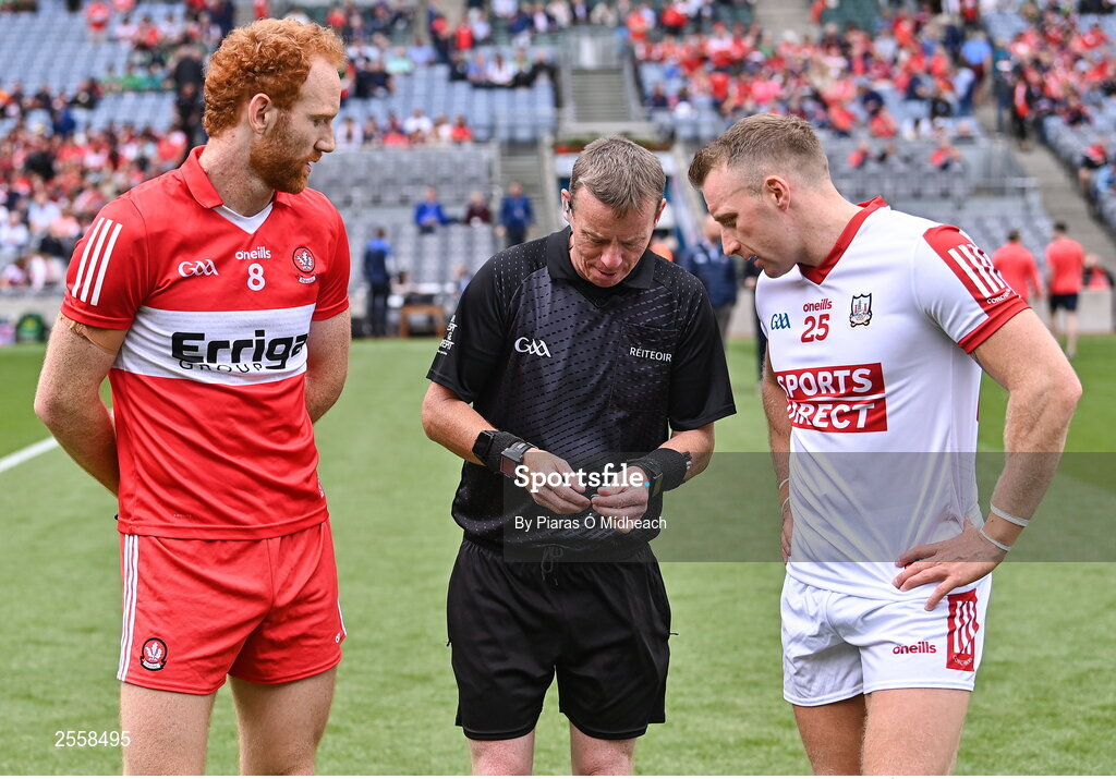 2 July 2023; Referee Joe McQuillan with team captains Conor Glass of Derry and Brian Hurley of Cork for the coin toss before the GAA Football All-Ireland Senior Championship quarter-final match between Derry and Cork at Croke Park in Dublin. Photo by Piaras Ó Mídheach/Sportsfile