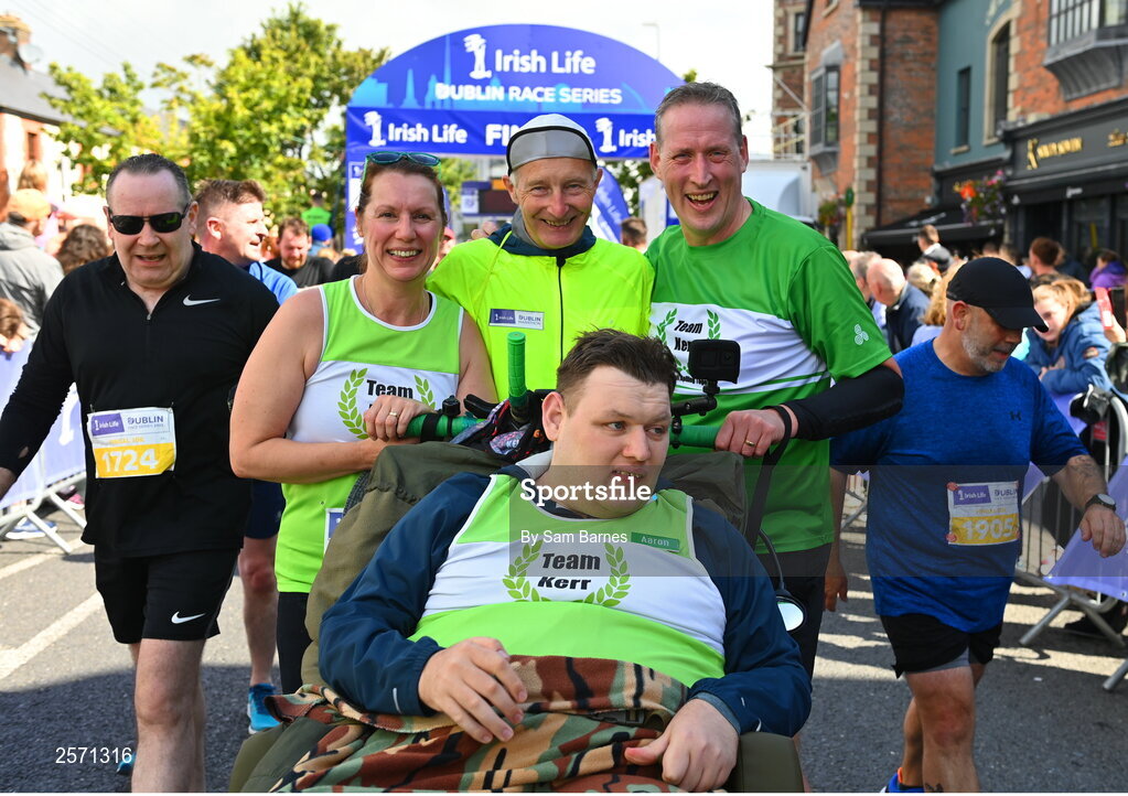16 July 2023; Race director Jim Aughney with Team Kerr after the 2023 Irish Life Dublin Race Series-Fingal 10km which took place on Sunday 16th of July at Swords in Dublin. Photo by Sam Barnes/Sportsfile