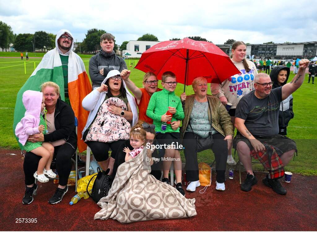 20 July 2023; Republic of Ireland supporters, the Thorpe and O'Reilly families, from The O'Rahilly House Flats, in Ringsend, take shelter from a shower during a Watch Party for the opening game of the 2023 FIFA Women's World Cup between Republic of Ireland and Australia at the Irishtown Sports & Fitness Centre in Ringsend, Dublin. Photo by Ray McManus/Sportsfile