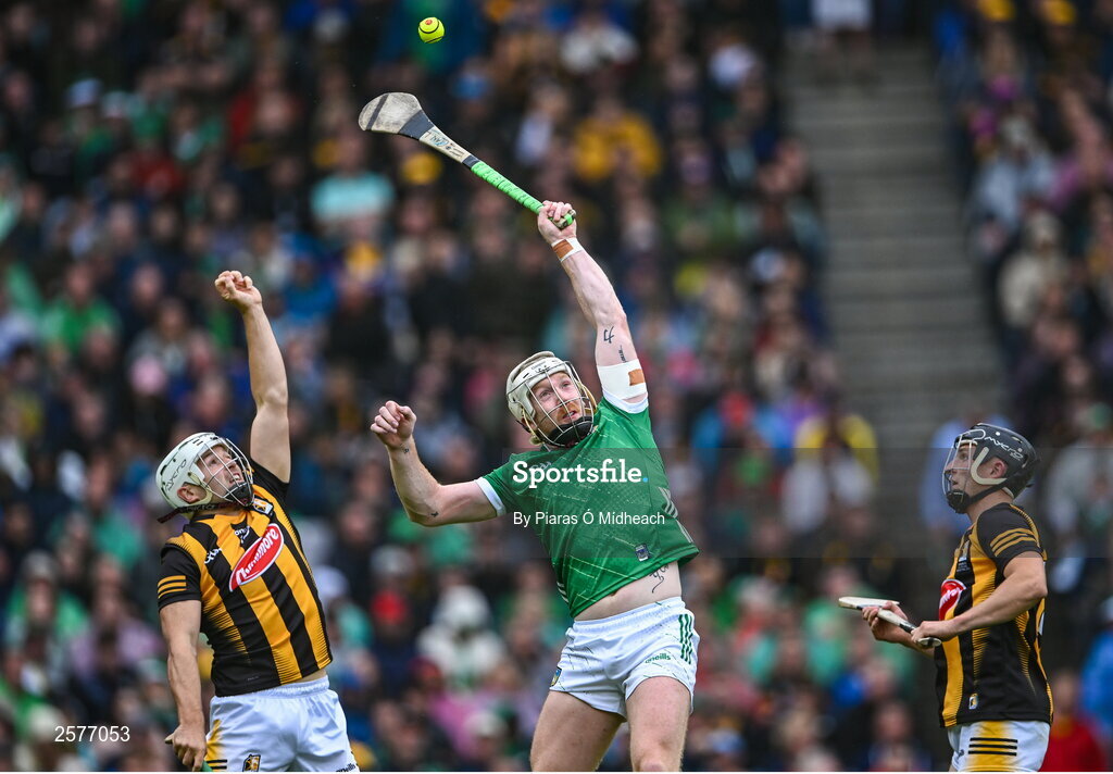 23 July 2023; Cian Lynch of Limerick in action against Pádraig Walsh, left, and Mikey Butler of Kilkenny during the GAA Hurling All-Ireland Senior Championship final match between Kilkenny and Limerick at Croke Park in Dublin. Photo by Piaras Ó Mídheach/Sportsfile