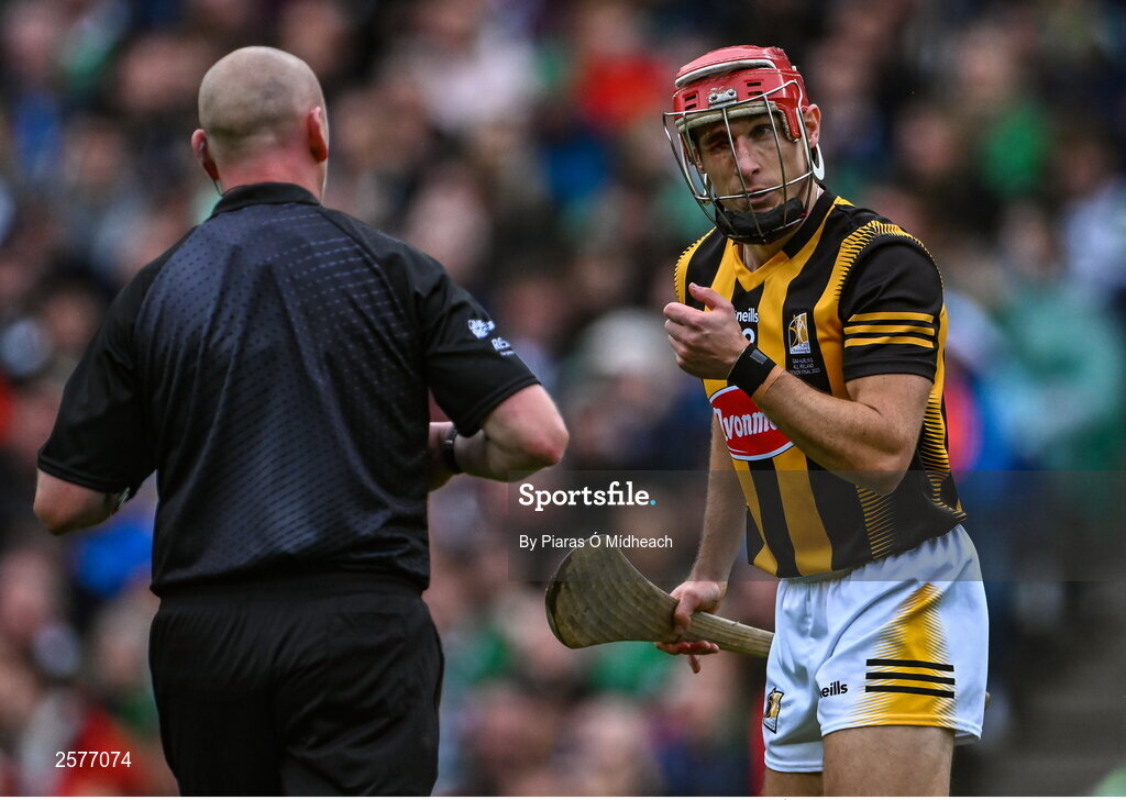 23 July 2023; Cillian Buckley of Kilkenny shows his blood injury to referee John Keenan during the GAA Hurling All-Ireland Senior Championship final match between Kilkenny and Limerick at Croke Park in Dublin. Photo by Piaras Ó Mídheach/Sportsfile