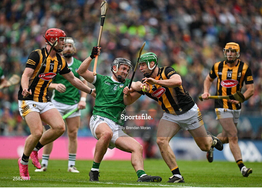 23 July 2023; Darragh O'Donovan of Limerick is tackled by Adrian Mullen, left, and Tommy Walsh of Kilkenny during the GAA Hurling All-Ireland Senior Championship final match between Kilkenny and Limerick at Croke Park in Dublin. Photo by Brendan Moran/Sportsfile