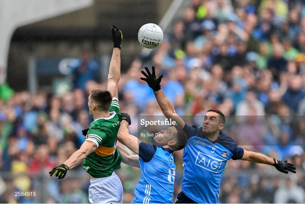 30 July 2023; Diarmuid O'Connor of Kerry in action against Brian Fenton, centre, and James McCarthy of Dublin during the GAA Football All-Ireland Senior Championship final match between Dublin and Kerry at Croke Park in Dublin. Photo by Seb Daly/Sportsfile