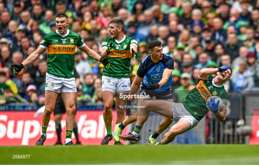 30 July 2023; Colm Basquel of Dublin tussles with Paul Geaney of Kerry during the GAA Football All-Ireland Senior Championship final match between Dublin and Kerry at Croke Park in Dublin. Photo by Eóin Noonan/Sportsfile