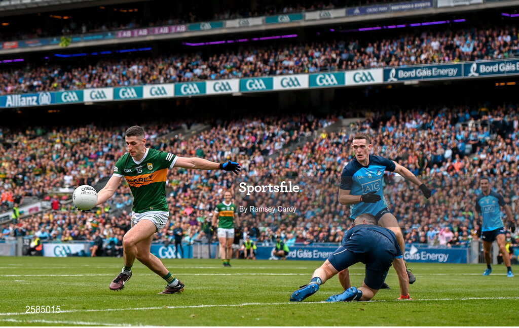 30 July 2023; Paul Geaney of Kerry evades the tackle of Dublin goalkeeper Stephen Cluxton on his way to scoring his side's first goal during the GAA Football All-Ireland Senior Championship final match between Dublin and Kerry at Croke Park in Dublin. Photo by Ramsey Cardy/Sportsfile