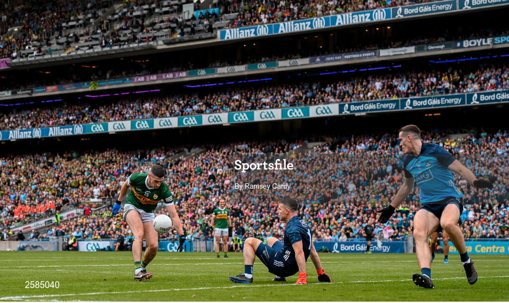 30 July 2023; Paul Geaney of Kerry evades the tackle of Dublin goalkeeper Stephen Cluxton on his way to scoring his side's first goal during the GAA Football All-Ireland Senior Championship final match between Dublin and Kerry at Croke Park in Dublin. Photo by Ramsey Cardy/Sportsfile