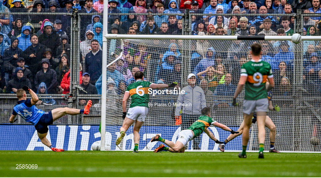 30 July 2023; Con O'Callaghan of Dublin, left, hits the crossbar with a shot on goal in the 41st minute during the GAA Football All-Ireland Senior Championship final match between Dublin and Kerry at Croke Park in Dublin. Photo by Piaras Ó Mídheach/Sportsfile