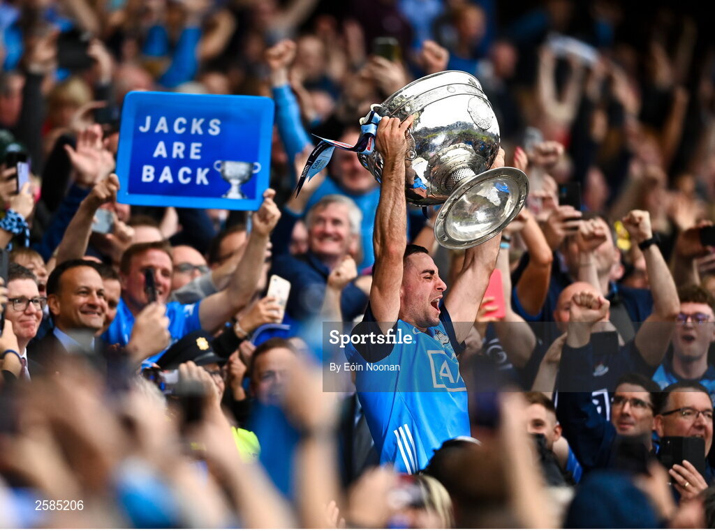 30 July 2023; Dublin captain James McCarthy lifts the Sam Maguire Cup after his side's victory in the GAA Football All-Ireland Senior Championship final match between Dublin and Kerry at Croke Park in Dublin. Photo by Eóin Noonan/Sportsfile