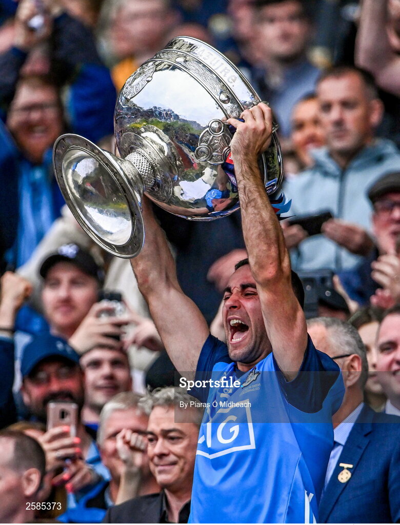 30 July 2023; Dublin captain James McCarthy lifts the Sam Maguire Cup after his side's victory in the GAA Football All-Ireland Senior Championship final match between Dublin and Kerry at Croke Park in Dublin. Photo by Piaras Ó Mídheach/Sportsfile