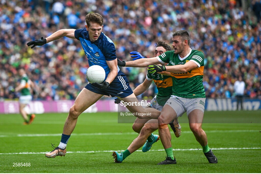30 July 2023; Michael Fitzsimons of Dublin in action against Paudie Clifford, centre, and Graham O'Sullivan of Kerry during the GAA Football All-Ireland Senior Championship final match between Dublin and Kerry at Croke Park in Dublin. Photo by David Fitzgerald/Sportsfile