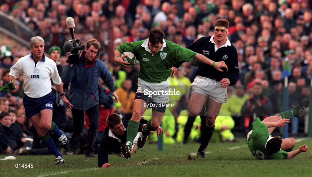 7 February 1998; Richard Wallace of Ireland breaks away from Craig Chalmers, left, and Rob Wainwright of Scotland during the Five Nations Rugby Championship match between Ireland and Scotland at Lansdowne Road in Dublin, Ireland. Photo by David Maher/Sportsfile