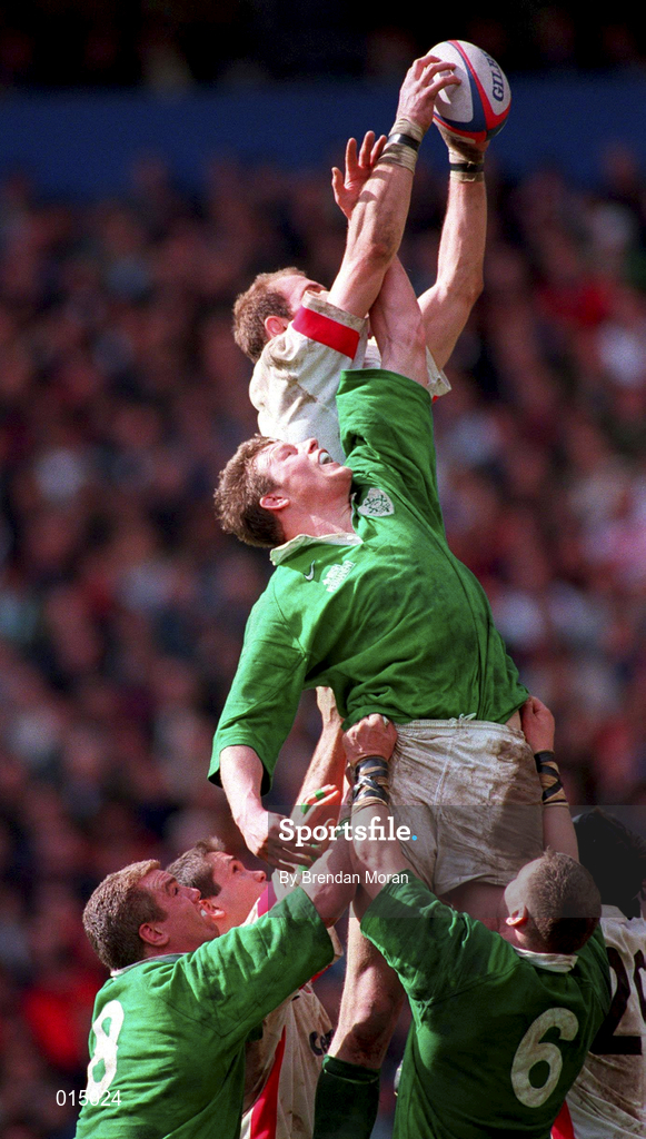 4 April 1998; Malcolm O'Kelly of Ireland contests a lineout with Laurence Dallaglio of England during the Five Nations Rugby Championship match between England and Ireland at Twickenham Stadium in London, England. Photo by Brendan Moran/Sportsfile