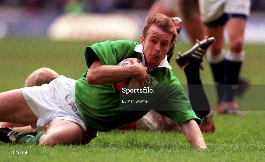 4 April 1998; Denis Hickie of Ireland scores his side's second try during the Five Nations Rugby Championship match between England and Ireland at Twickenham Stadium in London, England. Photo by Matt Browne/Sportsfile