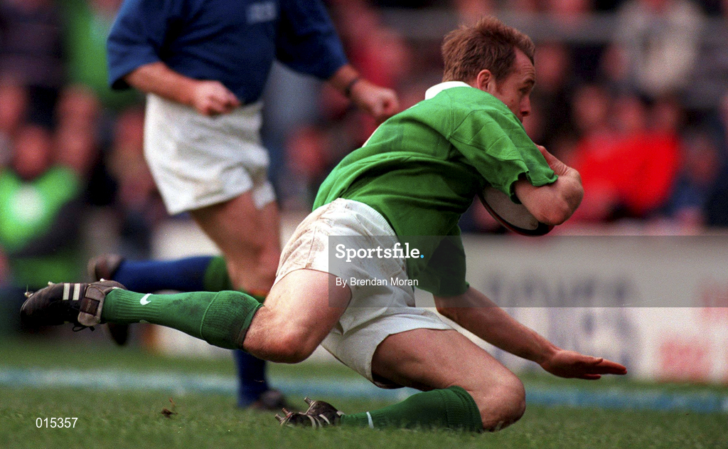 4 April 1998; Denis Hickie of Ireland scores his side's second try during the Five Nations Rugby Championship match between England and Ireland at Twickenham Stadium in London, England. Photo by Brendan Moran/Sportsfile