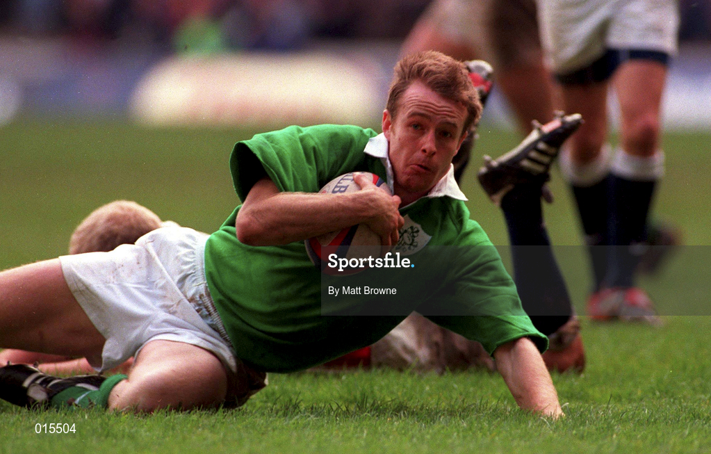 4 April 1998; Denis Hickie of Ireland scores his side's second try during the Five Nations Rugby Championship match between England and Ireland at Twickenham Stadium in London, England. Photo by Matt Browne/Sportsfile