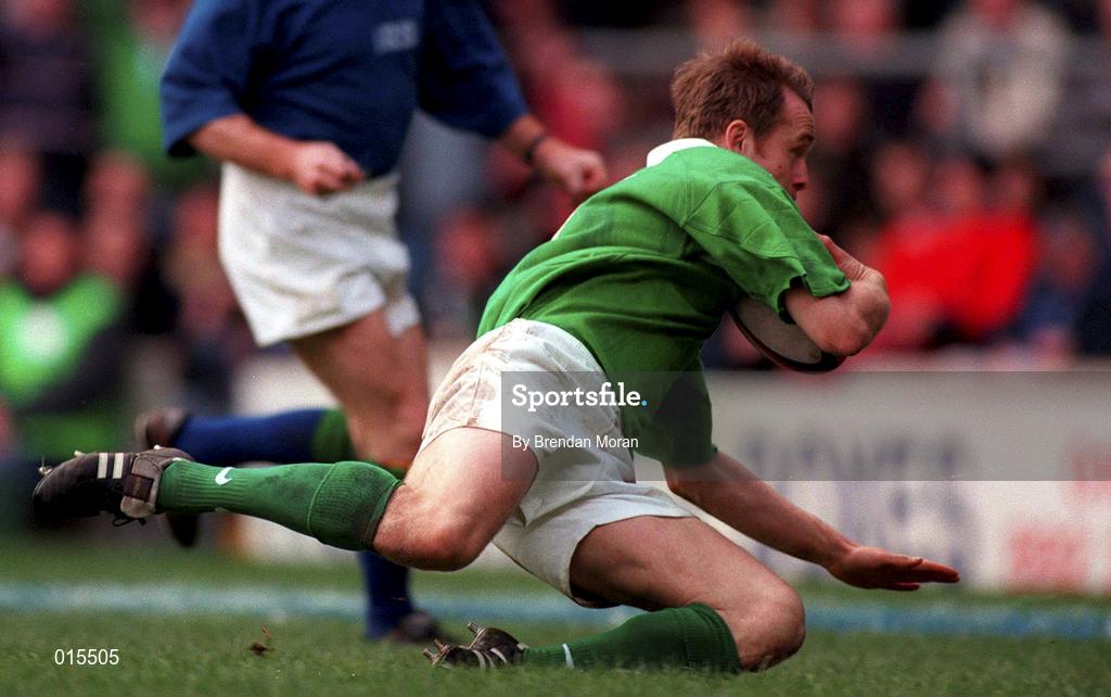4 April 1998; Denis Hickie of Ireland scores his side's second try during the Five Nations Rugby Championship match between England and Ireland at Twickenham Stadium in London, England. Photo by Brendan Moran/Sportsfile