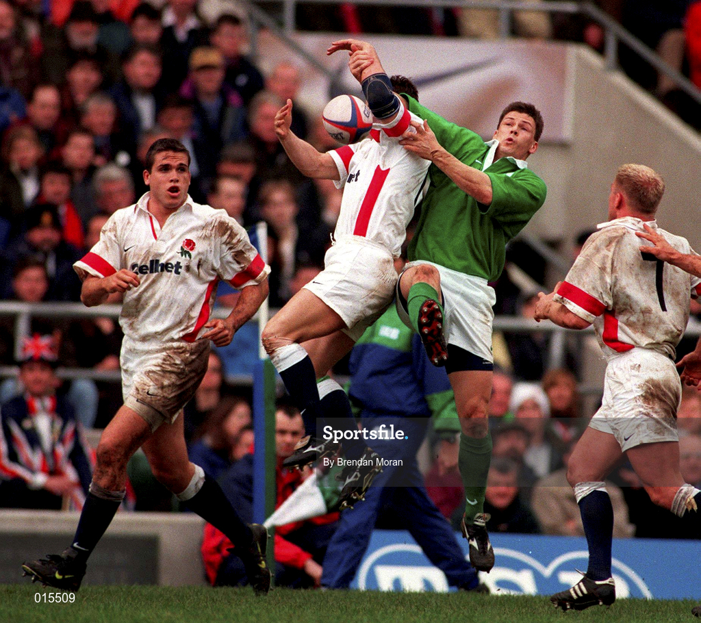4 April 1998; Richard Wallace of Ireland contests a high ball with Austin Healey of England during the Five Nations Rugby Championship match between England and Ireland at Twickenham Stadium in London, England. Photo by Brendan Moran/Sportsfile