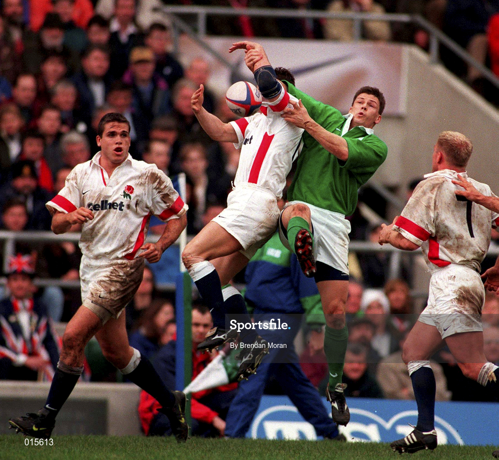 4 April 1998; Richard Wallace of Ireland contests a high ball with Austin Healey of England during the Five Nations Rugby Championship match between England and Ireland at Twickenham Stadium in London, England. Photo by Brendan Moran/Sportsfile