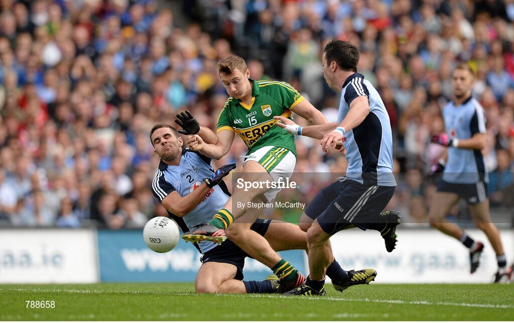 1 September 2013; James O'Donoghue, Kerry, shoots to score his side's first goal despite the efforts of Kevin O'Brien, left, and Michael Darragh Macauley, Dublin. GAA Football All-Ireland Senior Championship, Semi-Final, Dublin v Kerry, Croke Park, Dublin. Picture credit: Stephen McCarthy / SPORTSFILE