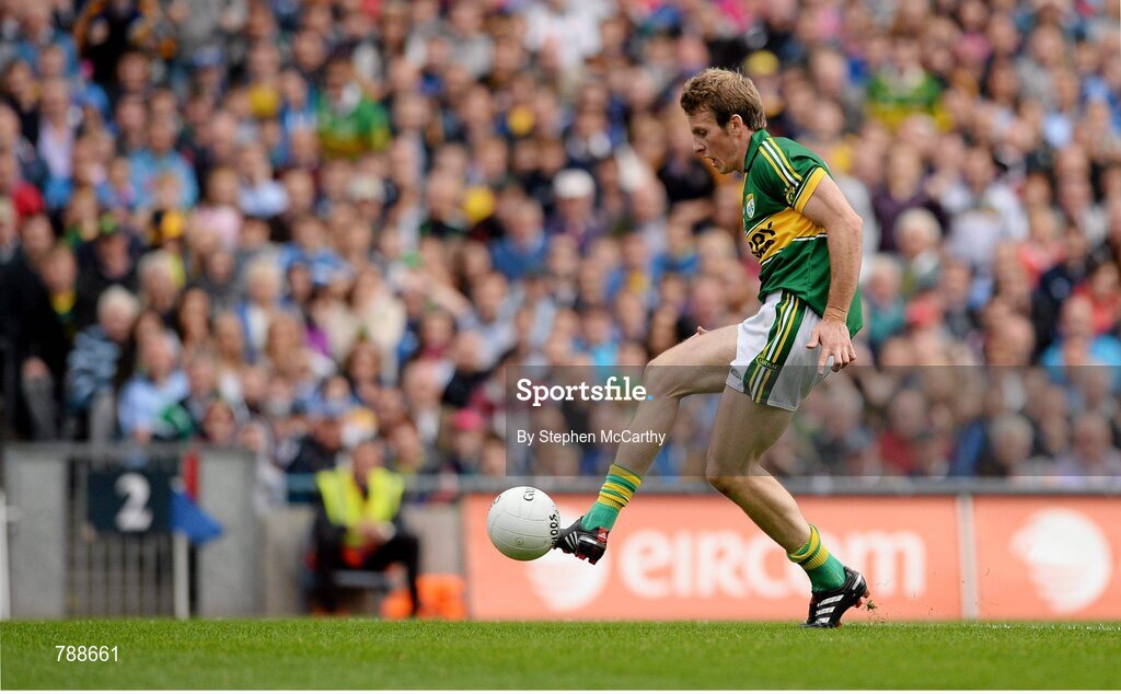 1 September 2013; Donnchadh Walsh, Kerry, shoots to score his side's second goal. GAA Football All-Ireland Senior Championship, Semi-Final, Dublin v Kerry, Croke Park, Dublin. Picture credit: Stephen McCarthy / SPORTSFILE