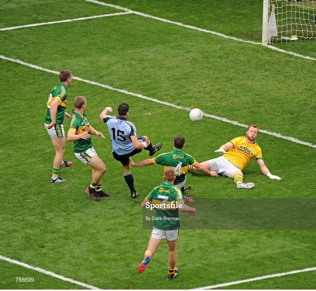 1 September 2013; Bernard Brogan, Dublin, sees his shot go past Kerry goalkeeper Brendan Kealy, but ultimately goes wide. GAA Football All-Ireland Senior Championship, Semi-Final, Dublin v Kerry, Croke Park, Dublin. Picture credit: Dáire Brennan / SPORTSFILE