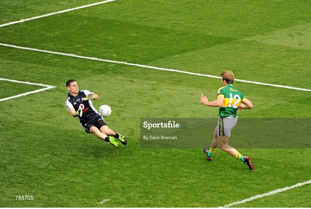 1 September 2013; Dublin goalkeeper Stephen Cluxton fails to stop the shot from Donnchadh Walsh, Kerry, which resulted in Kerry's second goal. GAA Football All-Ireland Senior Championship, Semi-Final, Dublin v Kerry, Croke Park, Dublin. Picture credit: Dáire Brennan / SPORTSFILE