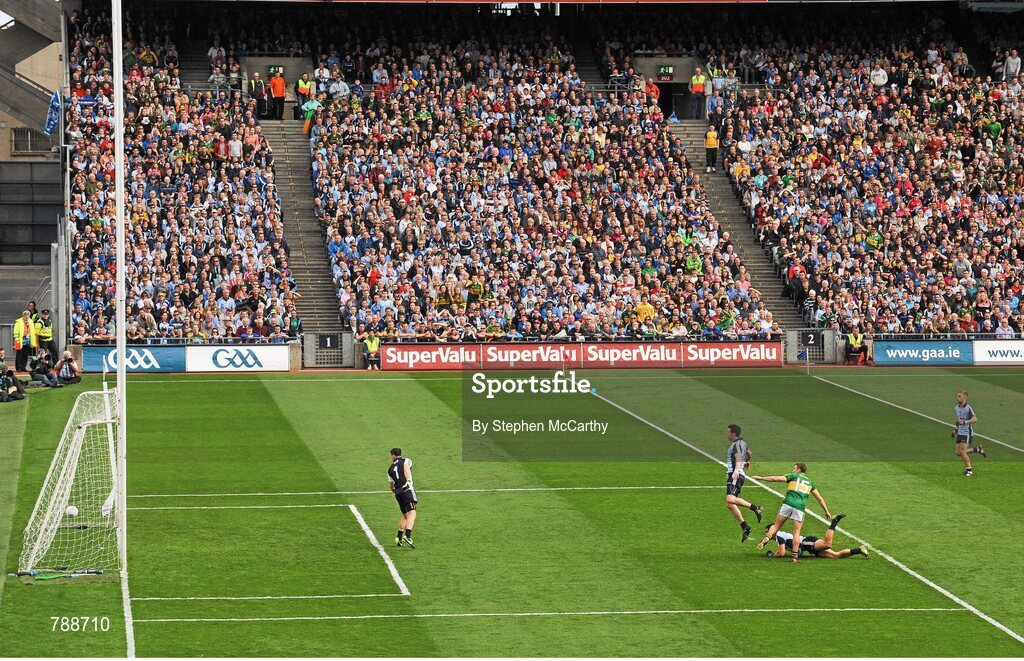 1 September 2013; James O'Donoghue, Kerry, scores his side's first goal despite the efforts of Kevin O'Brien, right, Michael Darragh Macauley and Dublin goalkeeper Stephen Cluxton. GAA Football All-Ireland Senior Championship, Semi-Final, Dublin v Kerry, Croke Park, Dublin. Picture credit: Stephen McCarthy / SPORTSFILE
