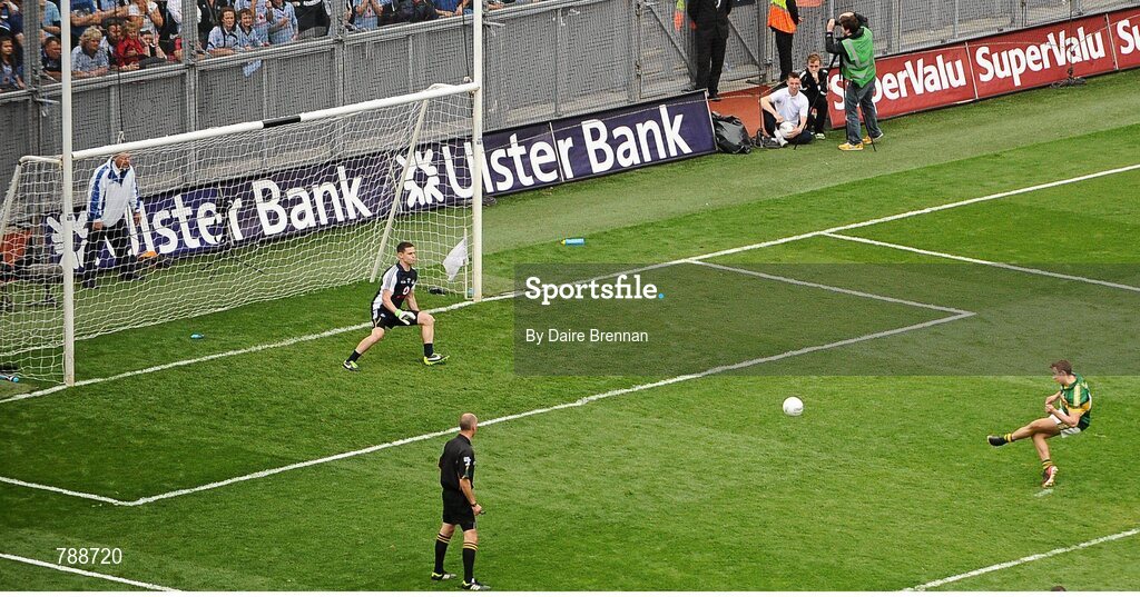 1 September 2013; James O'Donoghue, Kerry, scores his side's third goal, past Dublin goalkeeper Stephen Cluxton. GAA Football All-Ireland Senior Championship, Semi-Final, Dublin v Kerry, Croke Park, Dublin. Picture credit: Dáire Brennan / SPORTSFILE