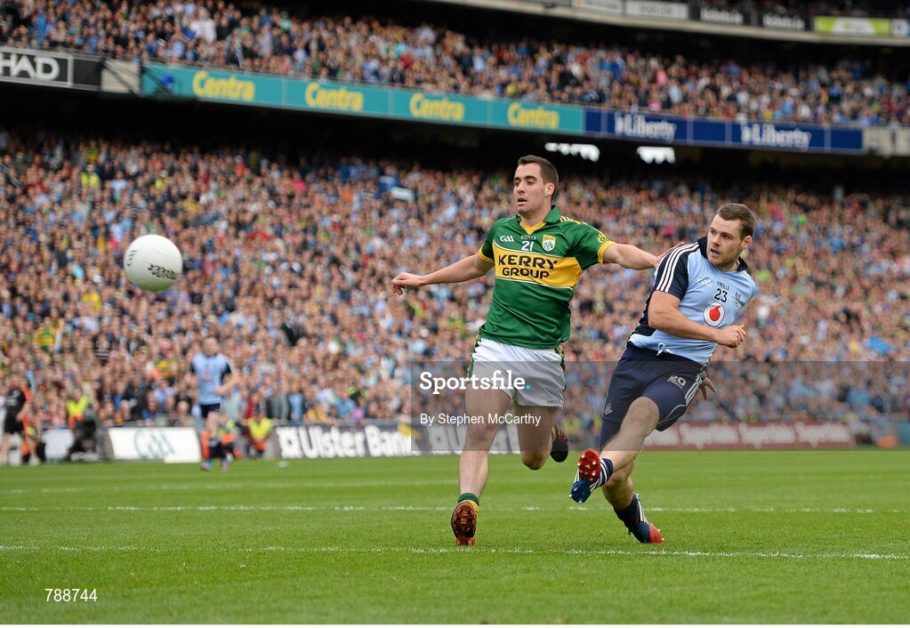 1 September 2013; Kevin McManamon, Dublin, shoots to score his side's second goal despite Jack Sherwood, Kerry. GAA Football All-Ireland Senior Championship, Semi-Final, Dublin v Kerry, Croke Park, Dublin. Picture credit: Stephen McCarthy / SPORTSFILE