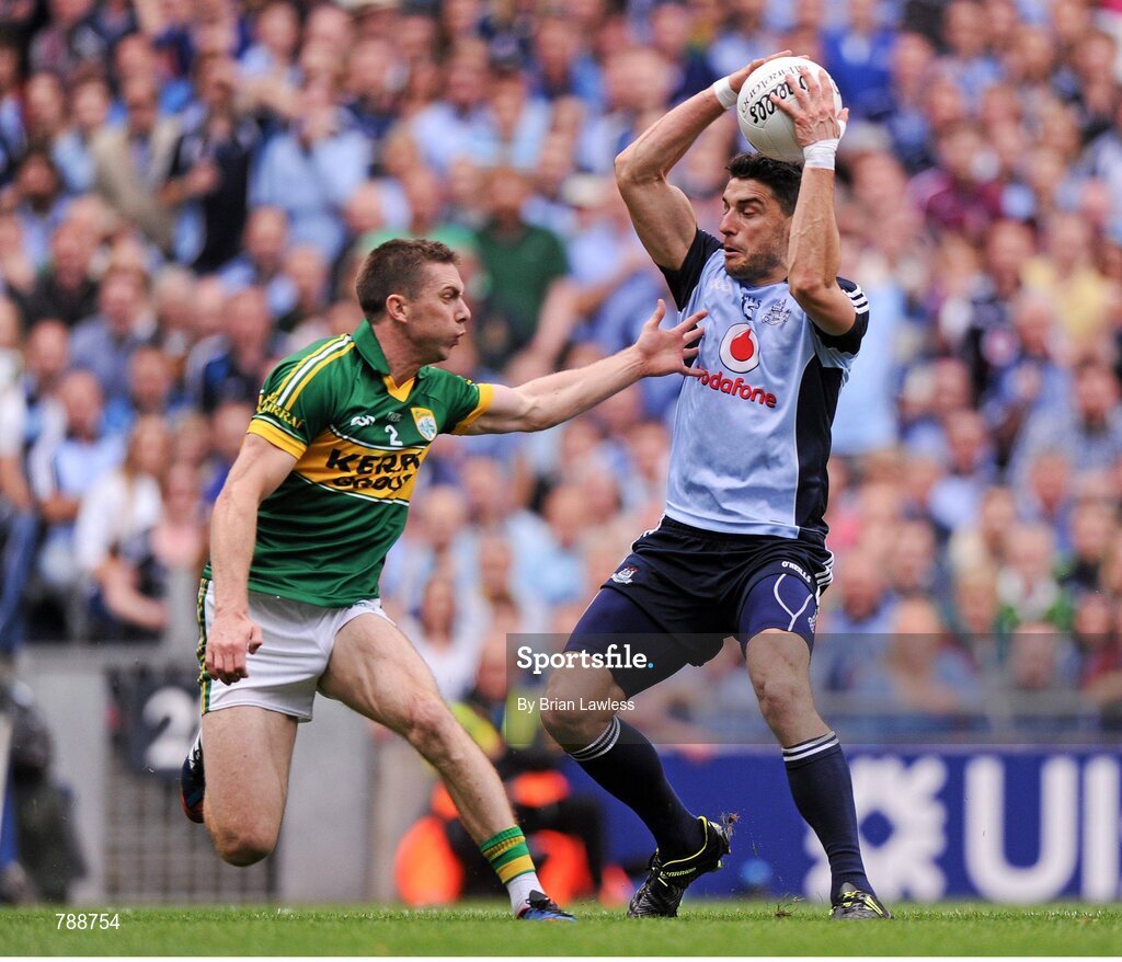 1 September 2013; Bernard Brogan, Dublin, in action against Marc O Se, Kerry. GAA Football All-Ireland Senior Championship, Semi-Final, Dublin v Kerry, Croke Park, Dublin. Picture credit: Brian Lawless / SPORTSFILE