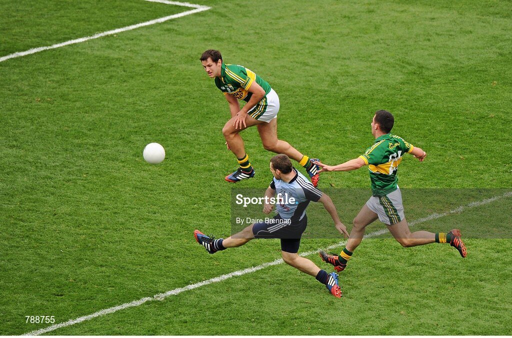 1 September 2013; Kevin McManamon, Dublin, shoots to score his side's second goal despite the efforts of Jack Sherwood, right, and Eoin Brosnan, Kerry. GAA Football All-Ireland Senior Championship, Semi-Final, Dublin v Kerry, Croke Park, Dublin. Picture credit: Dáire Brennan / SPORTSFILE